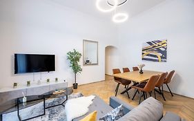 Prime Location & Cozy Central 3Bedrm Apartment